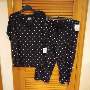 NWT 2X  Black Daisy Pajama Set W/ Capri Pants Firm Price -Last Set